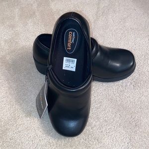 Slip resistant black platform clogs